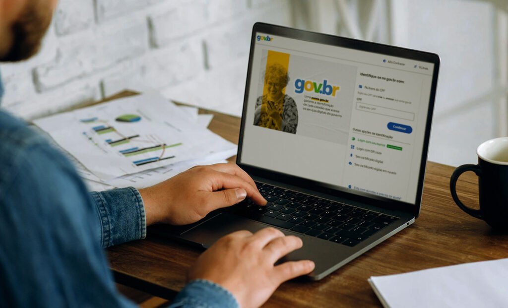 Simplifique sua gestão trabalhista com o e-Social. Descubra como essa ferramenta pode facilitar processos e evitar multas. Saiba mais!Imagem de um computador