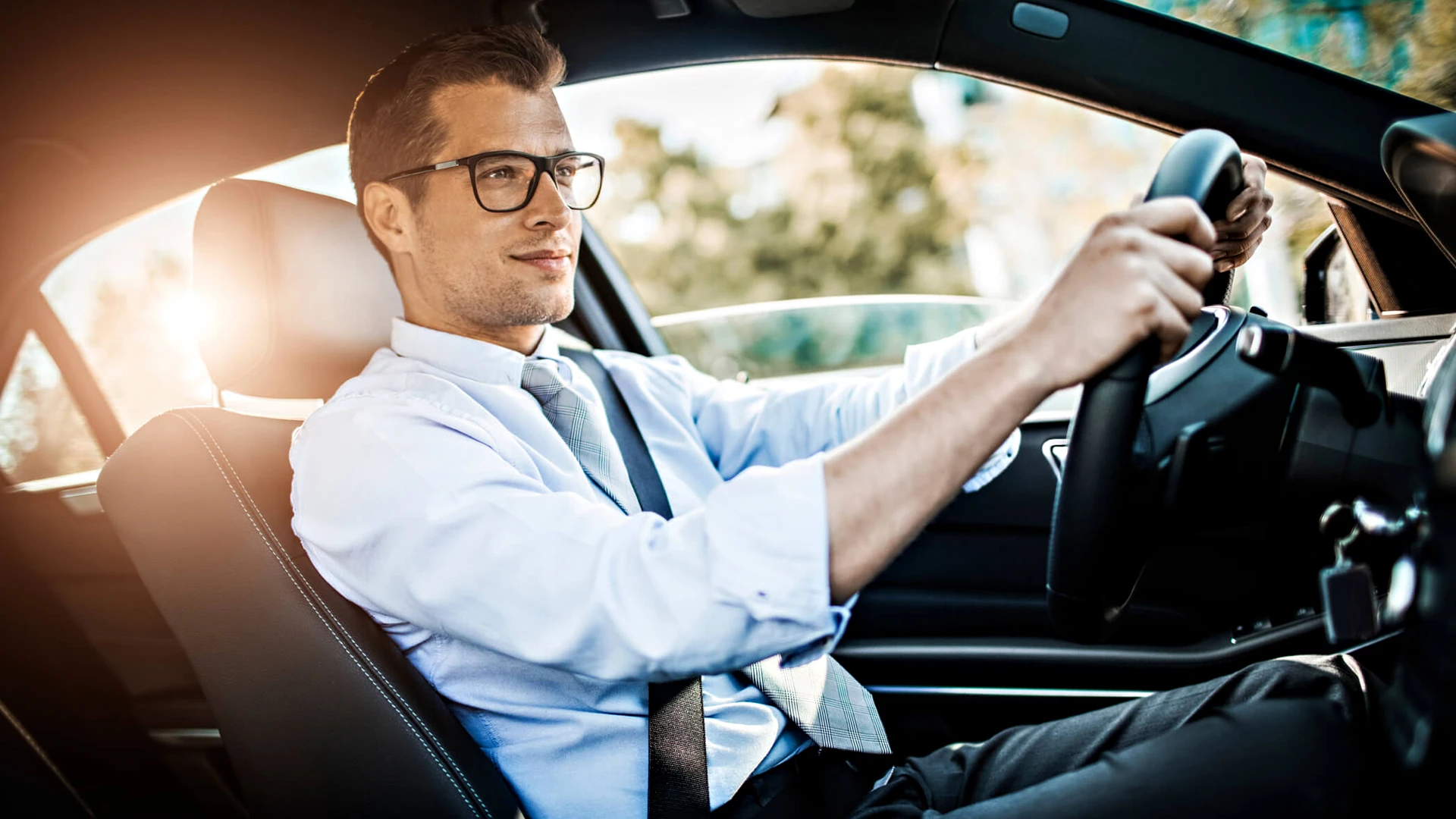 Motorista sorridente usando cinto de segurança - Maio Amarelo"