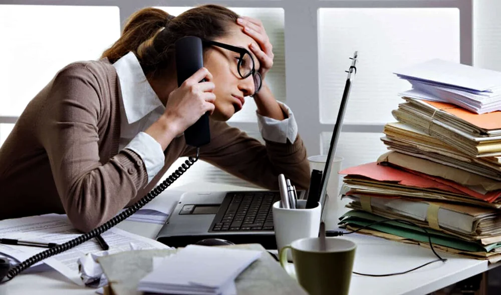 Absentismo, mulher sobrecarregada, pressão no trabalho