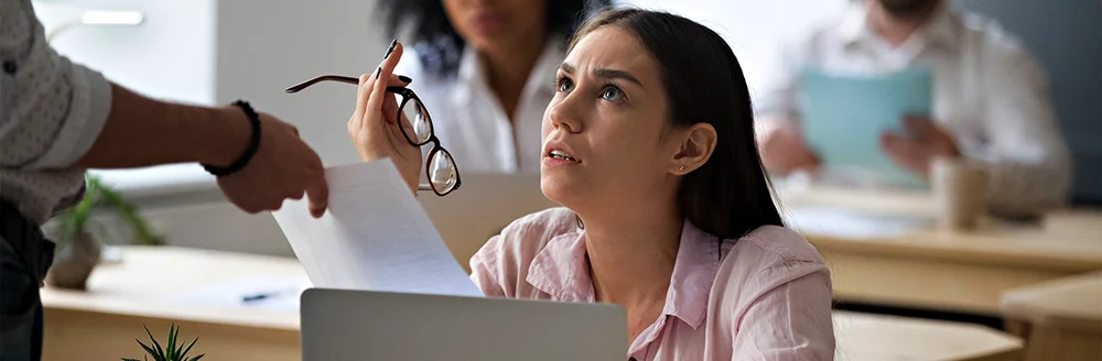 Impacto do absenteísmo na produtividade: mulher sobrecarregada por demanda de serviço
