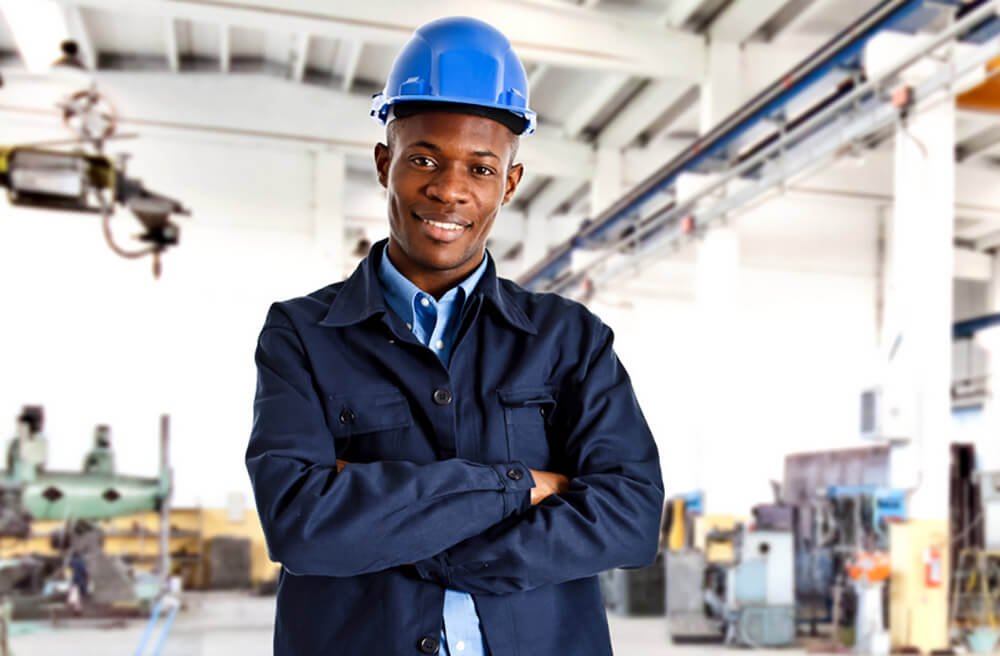 Programa de Prevenção de Riscos Ambientais. Funcionário no ambiente de trabalho usando EPI. PPRA