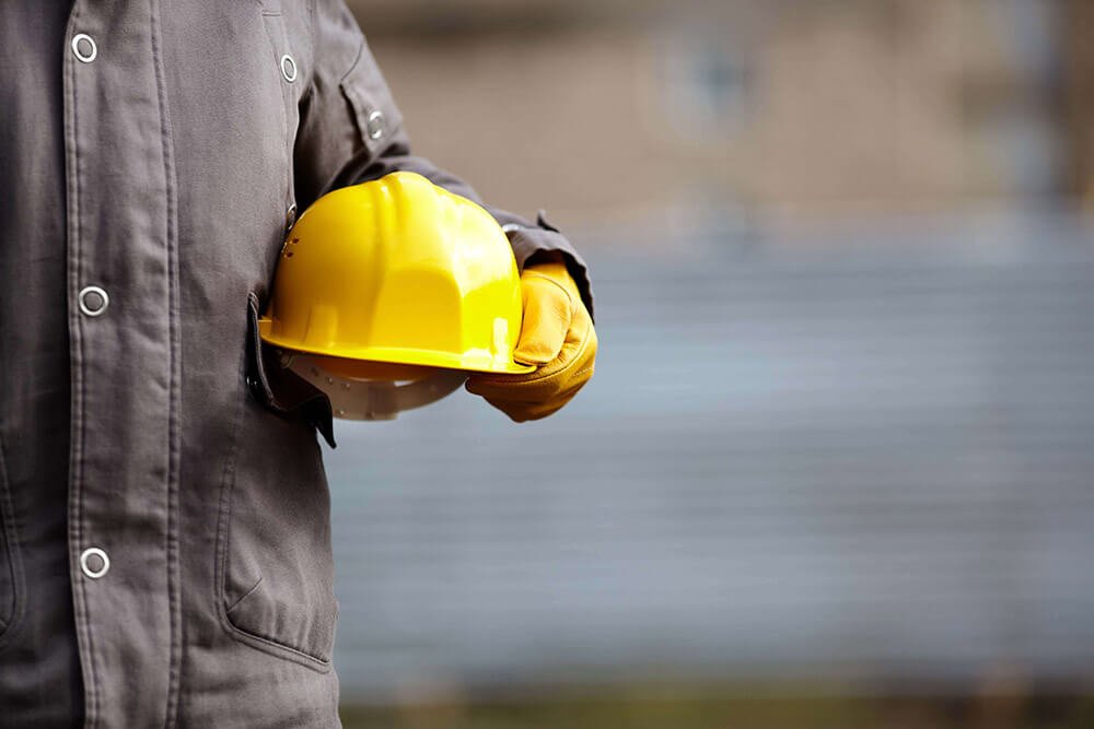 Programa de Prevenção de Riscos Ambientais. Homem segura equipamentos de EPI. PPRA