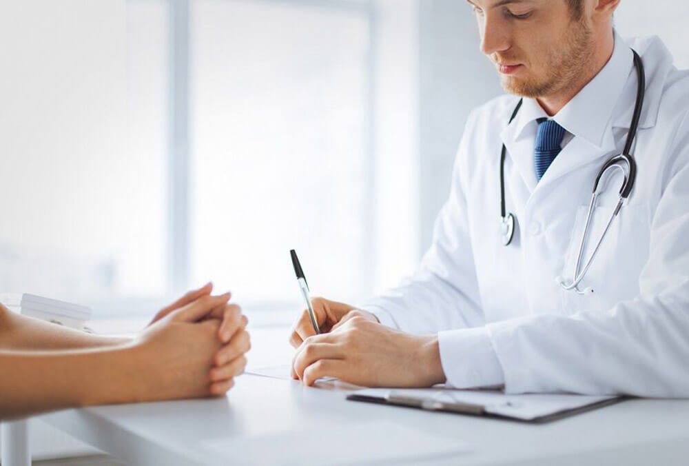 Medicina do Trabalho | Médico do trabalho realizando exame ocupacional em um trabalhador para avaliar a saúde e segurança no ambiente de trabalho.