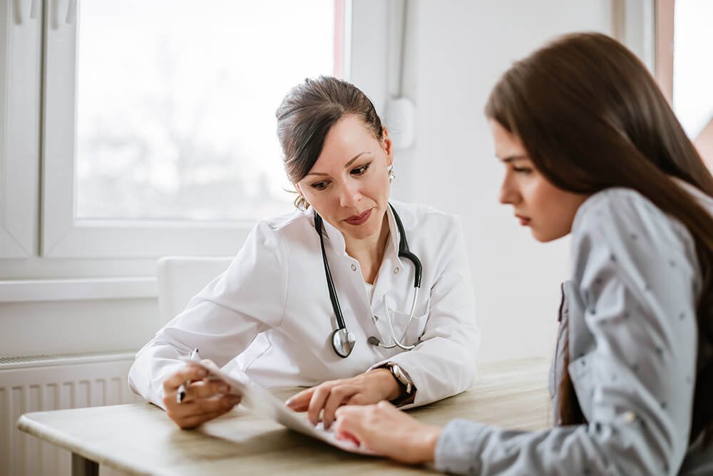 Medicina do Trabalho | Médica do trabalho em consulta de exames ocupacionais