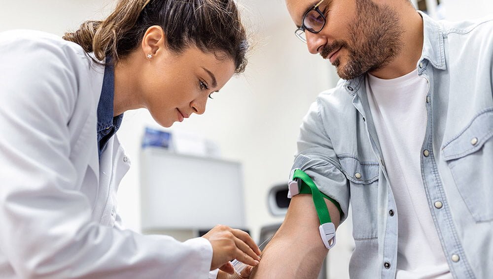 Medicina do Trabalho | Médico do trabalho realizando exame ocupacional em um trabalhador para avaliar a saúde e segurança no ambiente de trabalho.