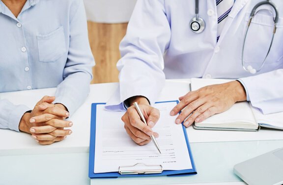 ASO - Exame Demissional: Exame final, realizado na saída do colaborador. Medico analisando os exames.