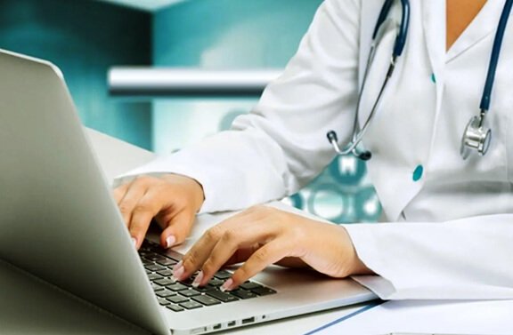 Homologação de atestados. Médico no computador