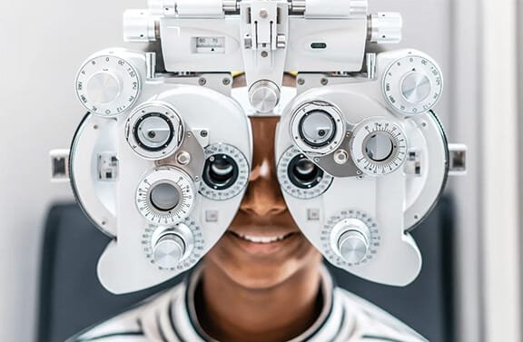 Teste de acuidade visual em Brasília realizado pela Nova Medicina e Segurança do Trabalho. Verificação essencial para a saúde ocupacional.
