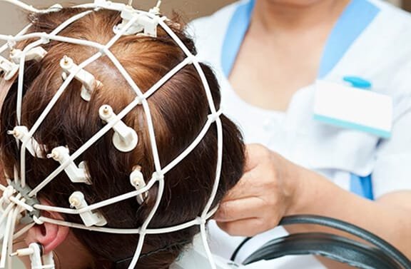 Exame de eletroencefalograma em Brasília realizado pela Nova Medicina e Segurança do Trabalho. Avaliação precisa para saúde ocupacional.