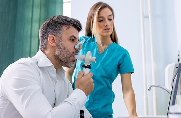 Exame de espirometria em Brasília na Nova Medicina e Segurança do Trabalho. Diagnósticos pulmonares para trabalhadores.