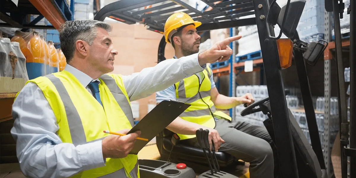 Hierarquia das medidas de proteção exigidas pela NR 12 em 2025.