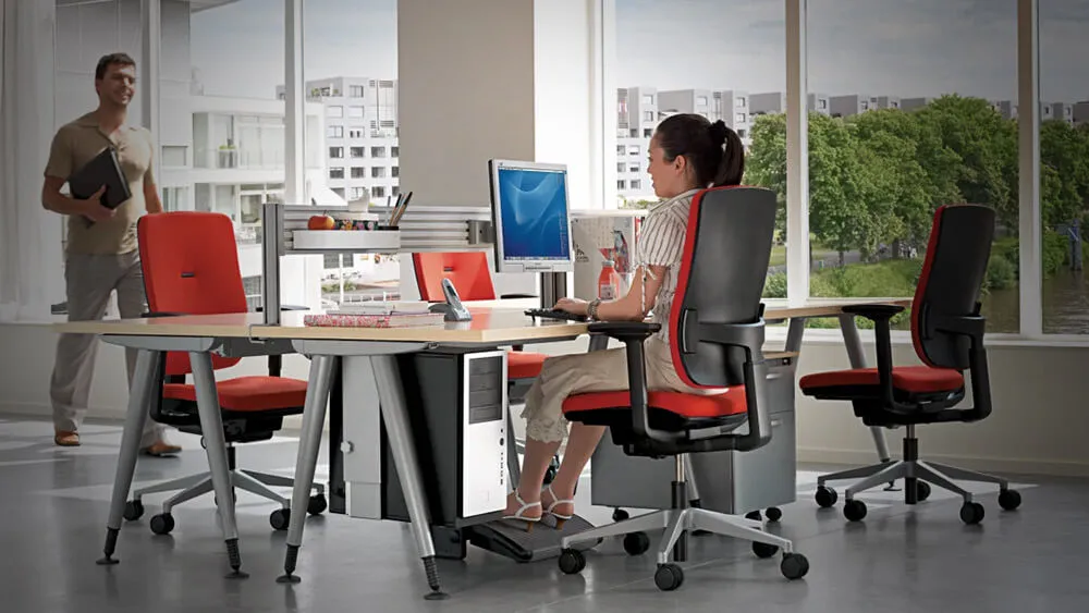 Sala com cadeiras ergonômicas
