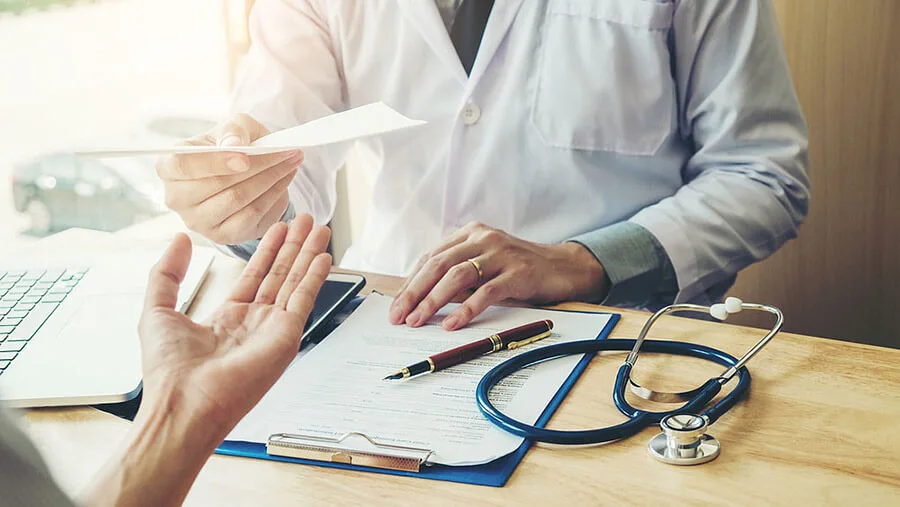 Médico do trabalho avaliando colaborador com base no inventário de riscos do PGR