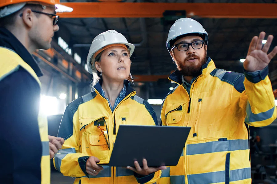 Técnico de segurança realizando inspeção em ambiente industrial como parte do PGR